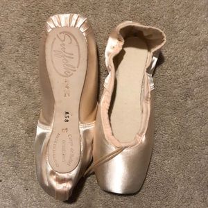Suffolk Sterling Pointe Shoes Size:4N